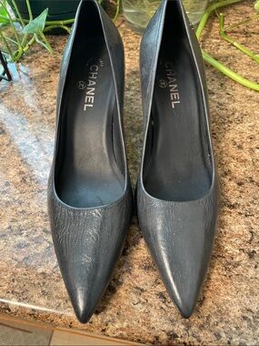 CHANEL Black Pointed-Toe Leather Heels